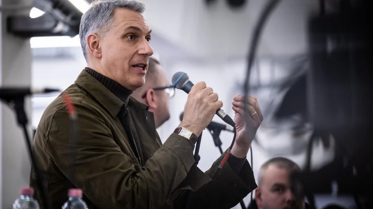 Fojtogatás, lökdösődés, üvöltözés – elszabadult a győri Lázárinfó