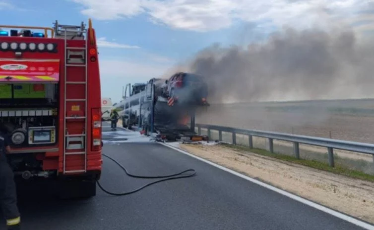Vadonatúj autókat szállító tréler gyulladt ki Répcelaknál