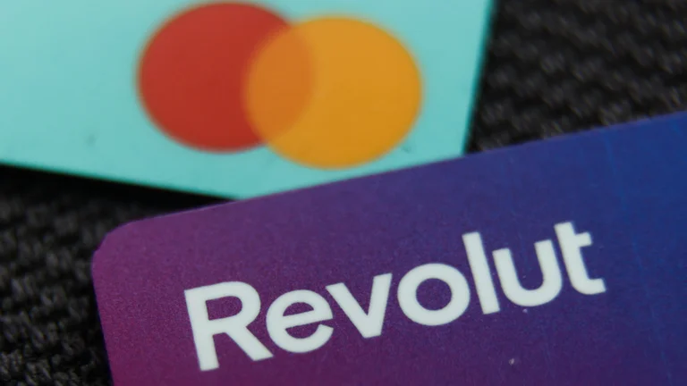 Elindultak a végrehajtói inkasszók a Revolut-számlákon is