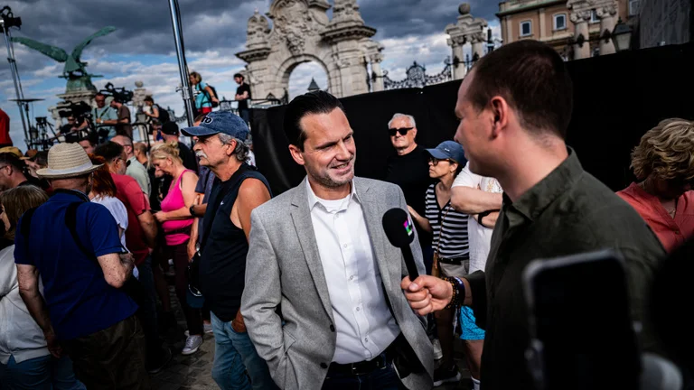 Az NKA-botrány miatt jelent meg az ügyészség a Fidesz szervereit biztosító központban, Magyar Péter azonnal reagált