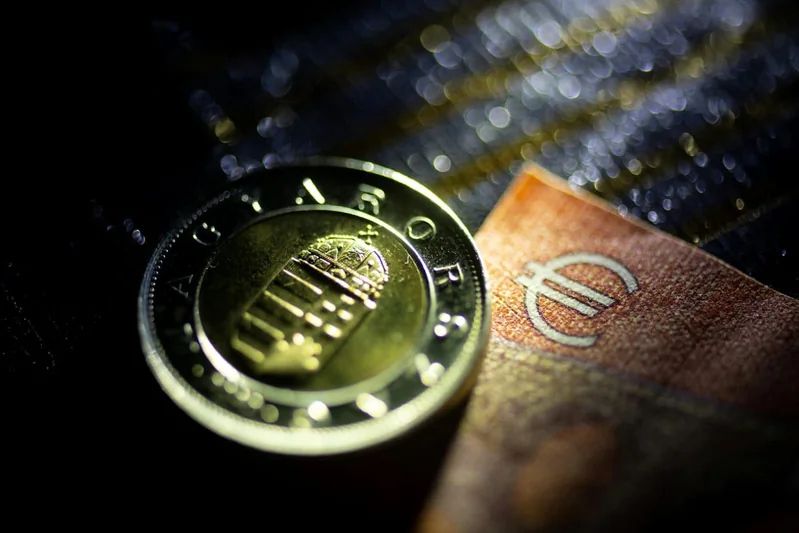 Ötéves csúcsa közelében a forint az euróval szemben