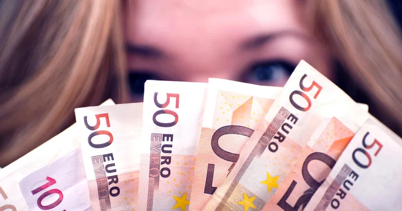 Több mint négy és fél éves csúcson a forint